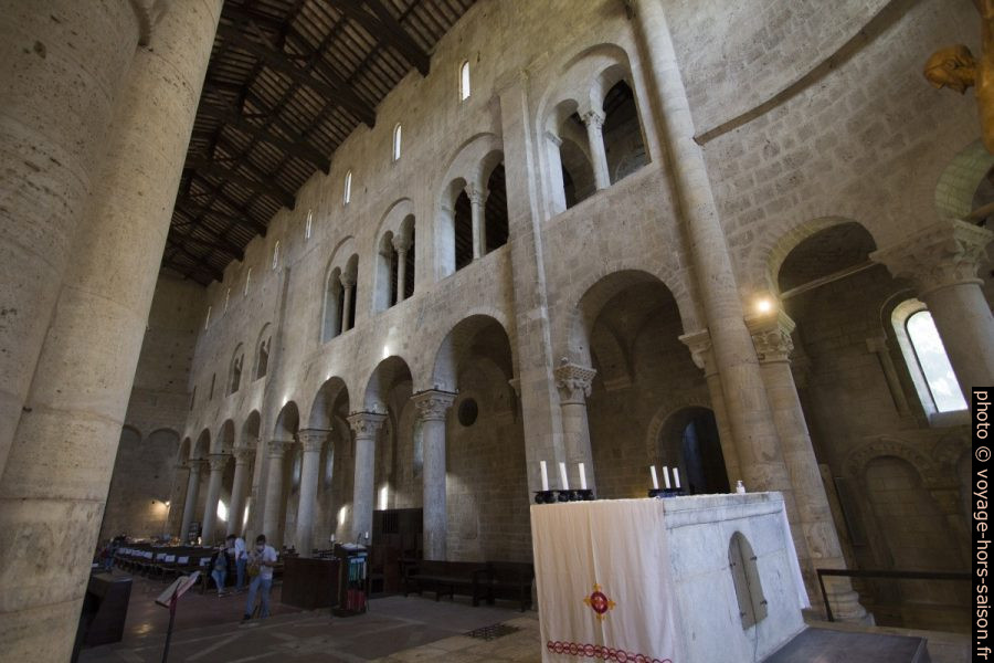 Galerie et bas-côté de l'église abbatiale de Sant'Antimo. Photo © André M. Winter