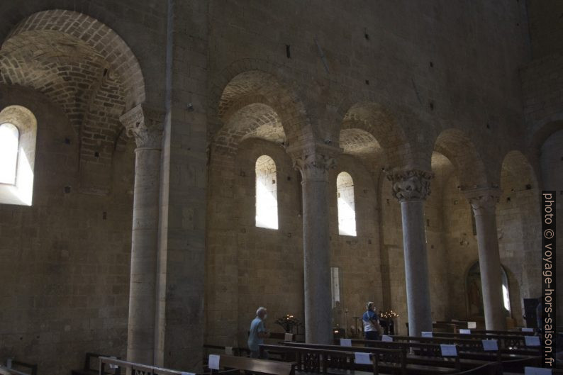 Un bas-côté de l'église abbatiale de Sant'Antimo. Photo © André M. Winter