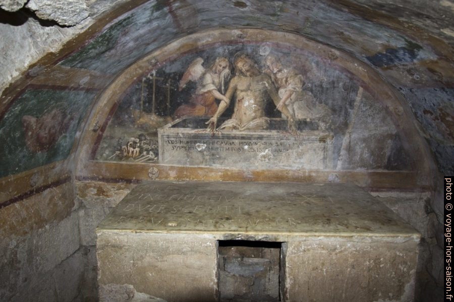 Fresques et autel de la crypte de l'église abbatiale de Sant'Antimo. Photo © André M. Winter