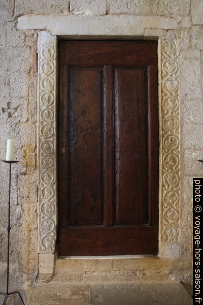 Une porte dans l'église abbatiale de Sant'Antimo. Photo © Alex Medwedeff