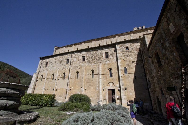 Façade sud de l'église abbatiale de Sant'Antimo. Photo © André M. Winter