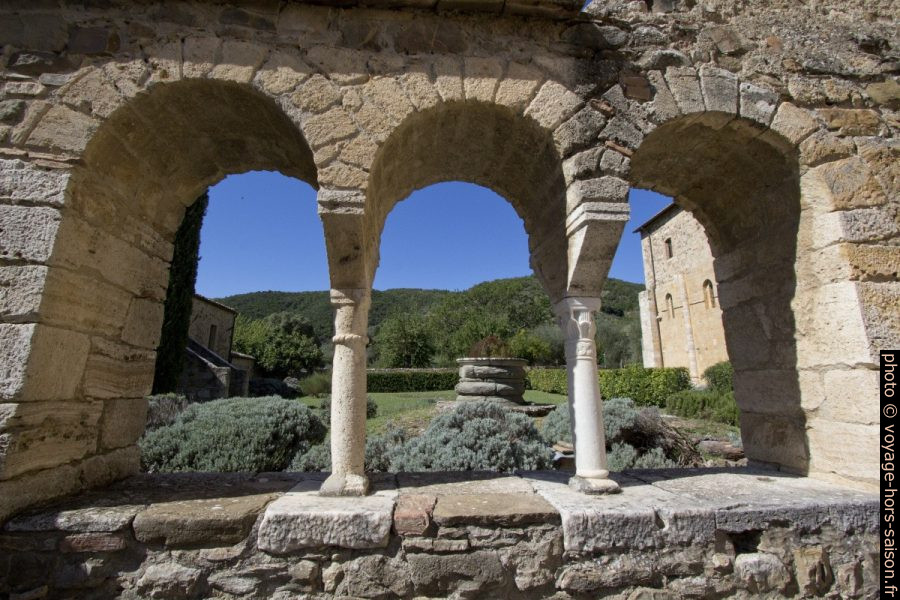 Trifora de l'ancienne salle capitulaire de l'abbaye de Sant'Antimo. Photo © André M. Winter
