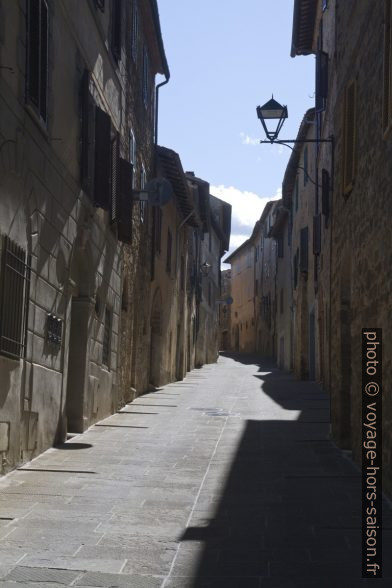 Une ruelle raide non-touristique à Montalcino. Photo © Alex Medwedeff