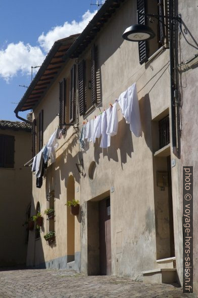 Du linge sur une façade d'une maison de Montalcino. Photo © Alex Medwedeff