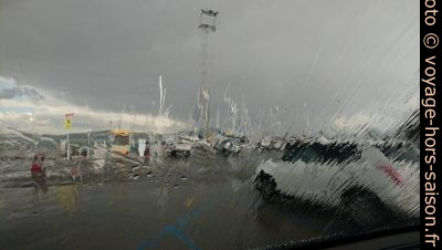 Orage sur le port de Talamone vue de la voiture. Photo © André M. Winter