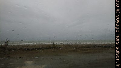 Nous attendons la fin de la pluie dans la voiture à Marina di Alberese. Photo © André M. Winter