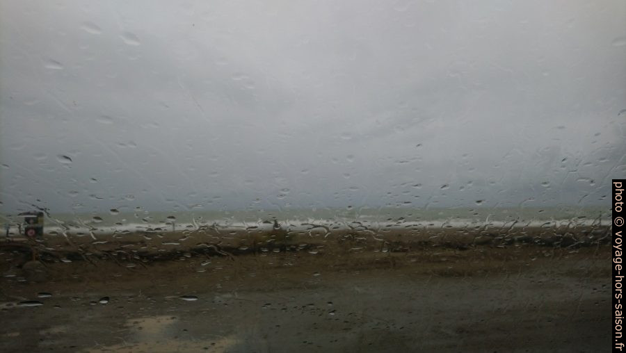 Nous attendons la fin de la pluie dans la voiture à Marina di Alberese. Photo © André M. Winter