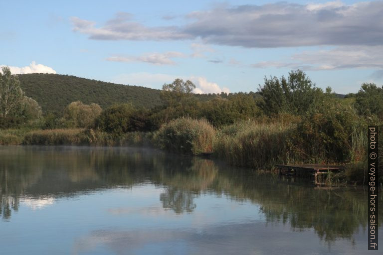Vapeurs d'eau sur la surface du Lago dell'Accesa. Photo © Alex Medwedeff