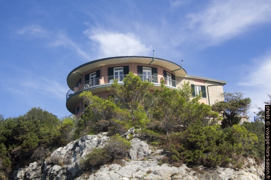 Maison circulaire de l'Hôtel Capo D'Uomo. Photo © André M. Winter