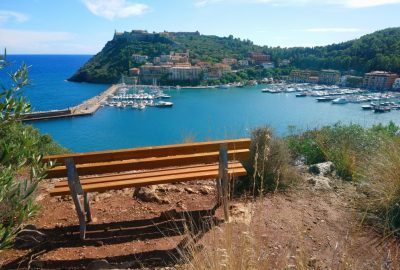 Banc avec vue sur Porto Ercole et la Rocca Spagnola. Photo © André M. Winter