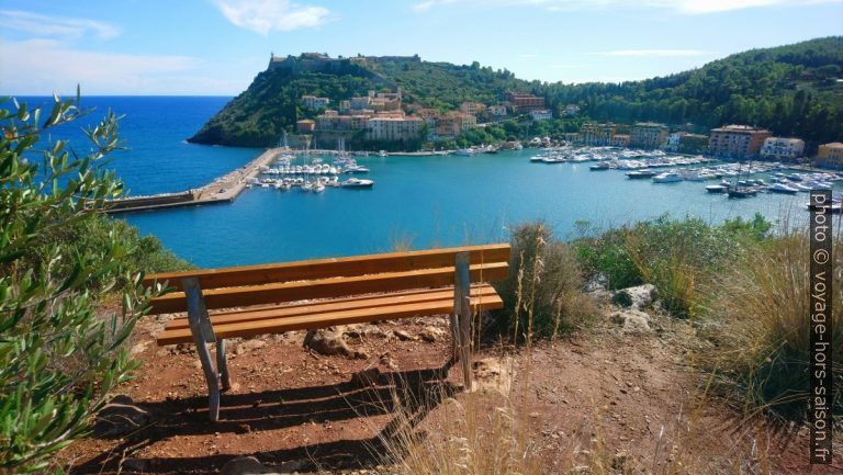 Banc avec vue sur Porto Ercole et la Rocca Spagnola. Photo © André M. Winter