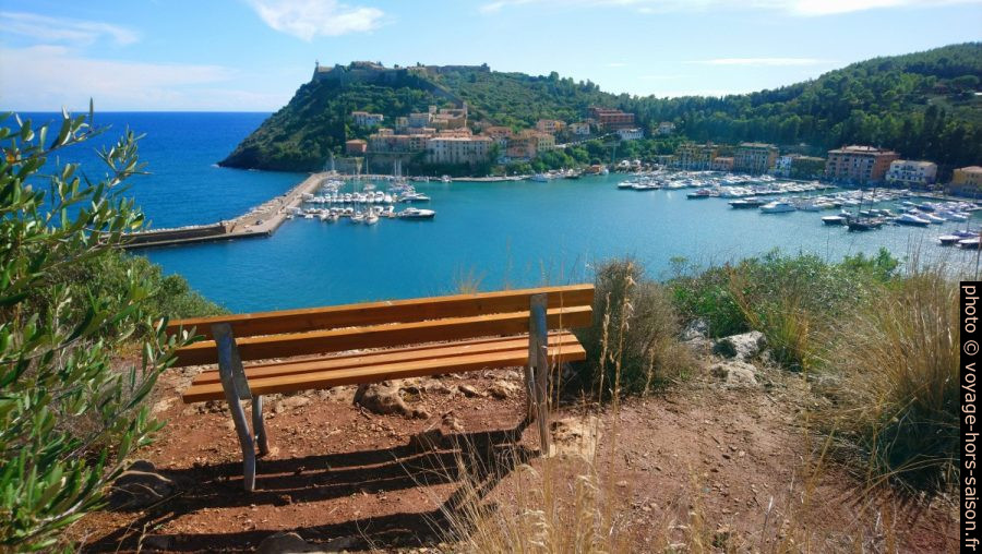 Banc avec vue sur Porto Ercole et la Rocca Spagnola. Photo © André M. Winter