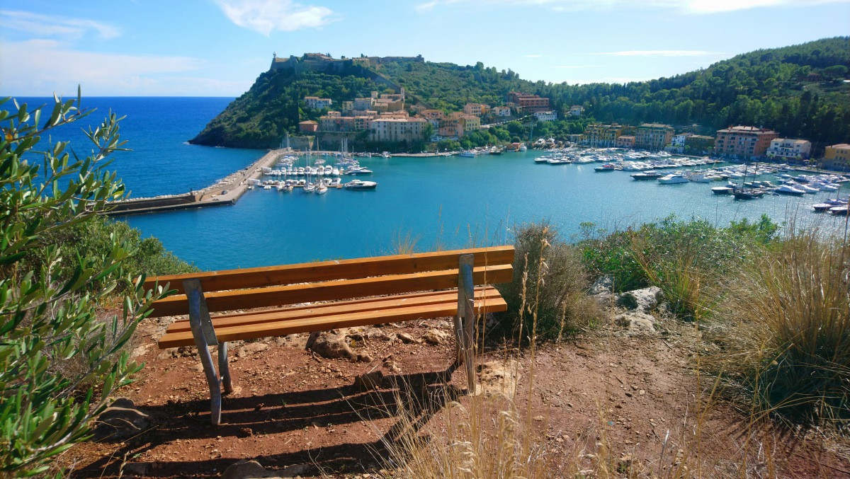Banc avec vue sur Porto Ercole et la Rocca Spagnola. Photo © André M. Winter