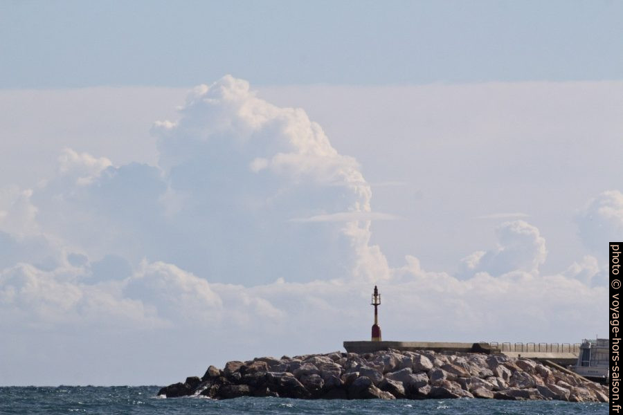Feu de la jetée du Porto di Cala Galera. Photo © André M. Winter