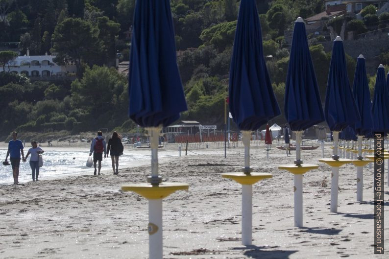 Parasols de la plage payante de la Zonca. Photo © André M. Winter