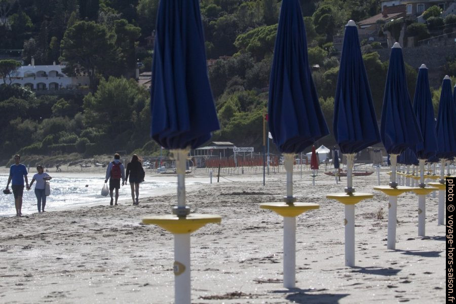 Parasols de la plage payante de la Zonca. Photo © André M. Winter