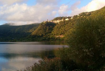 Village de Nemi au-dessus du lac éponyme . Photo © André M. Winter