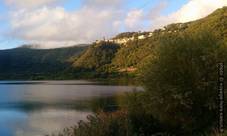 Village de Nemi au-dessus du lac éponyme . Photo © André M. Winter