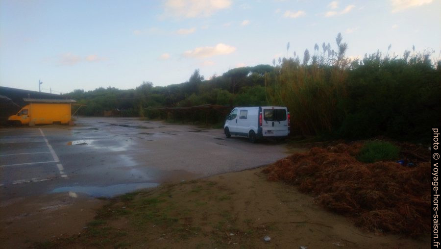 Notre Trafic le matin sur le parking de la plage Siesta Maresca Raffaele. Photo © André M. Winter