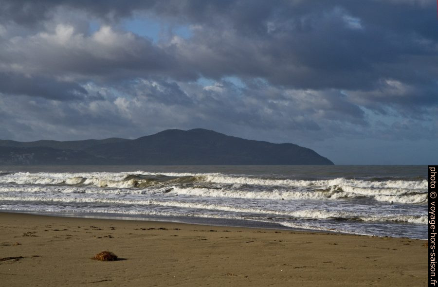 La plage du Golfo di Salerno et la côte d'Argopoli. Photo © Alex Medwedeff