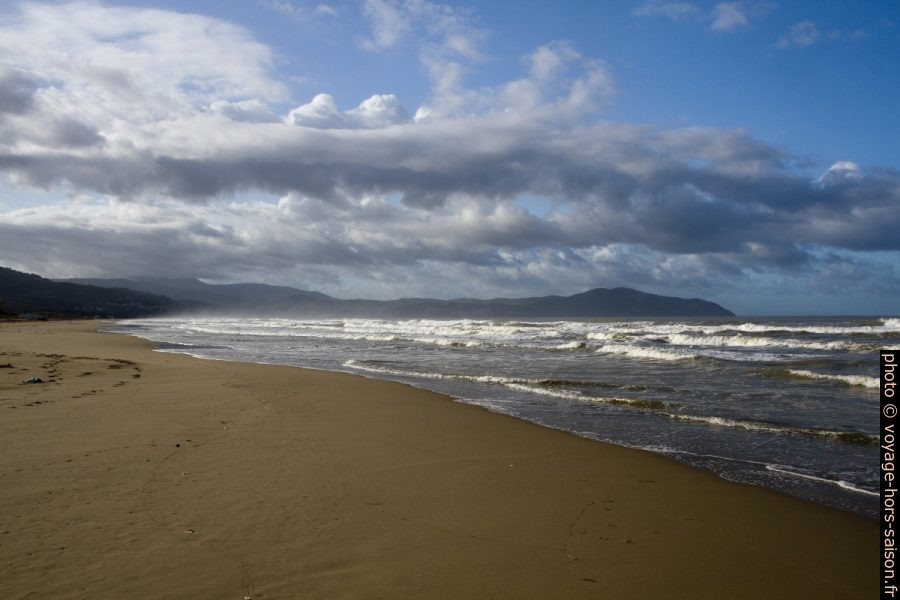 La plage du Golfo di Salerno et la côte d'Argopoli. Photo © Alex Medwedeff