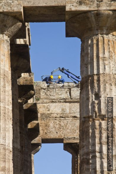 Travaux sur le Temple de Poséidon à Paestum. Photo © André M. Winter