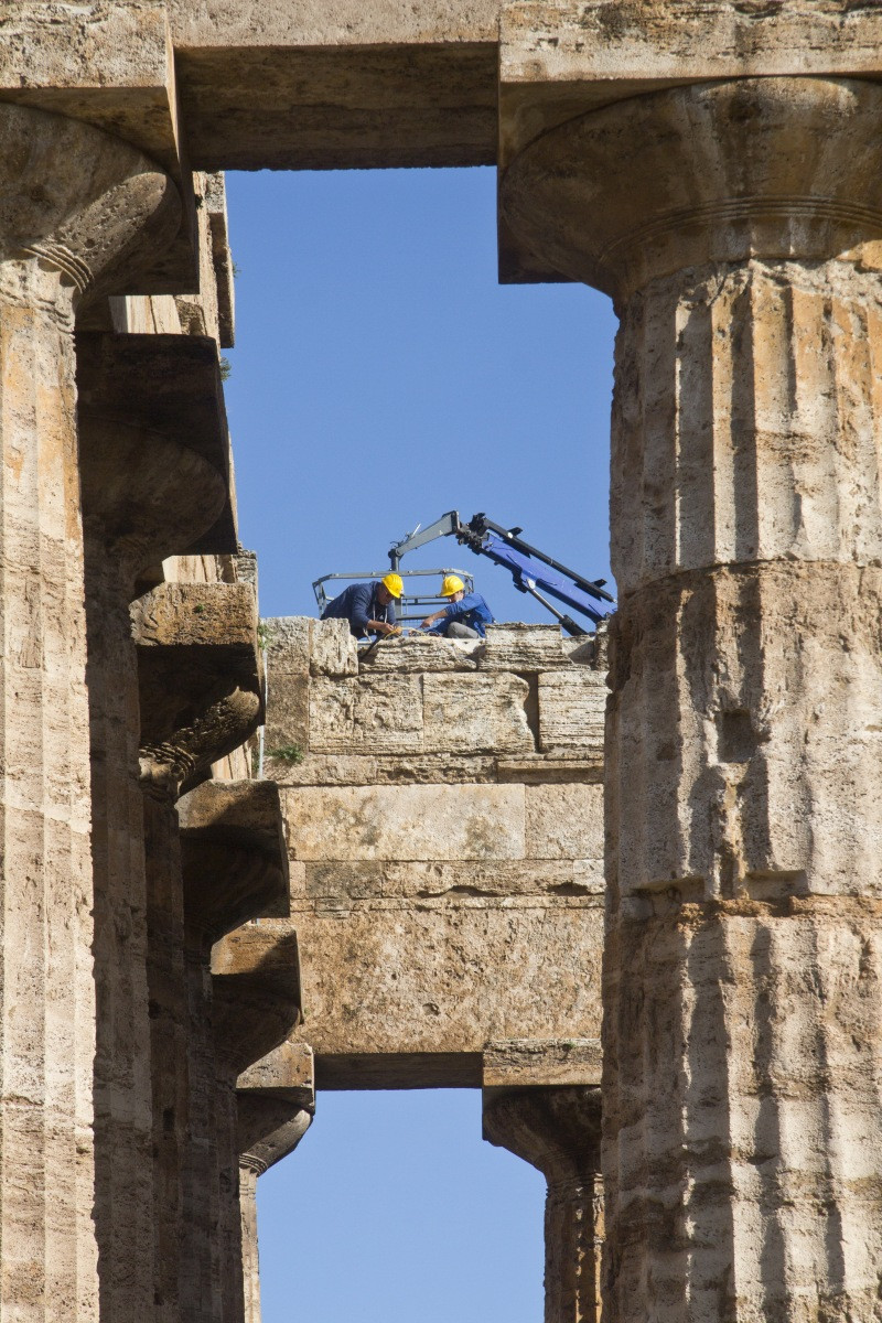 Travaux sur le Temple de Poséidon à Paestum. Photo © André M. Winter