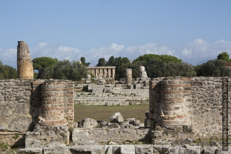 Une porte de la basilique romaine de Paestum. Photo © André M. Winter