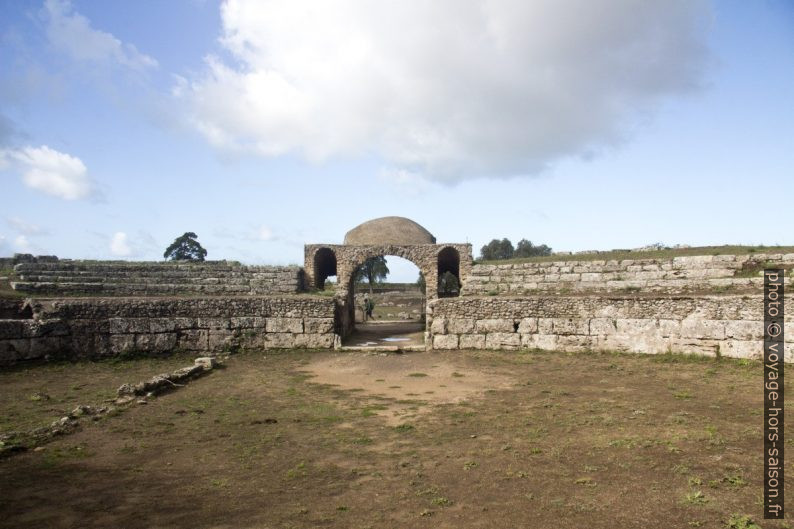 Un des accès à l'Amphithéâtre de Paestum. Photo © André M. Winter