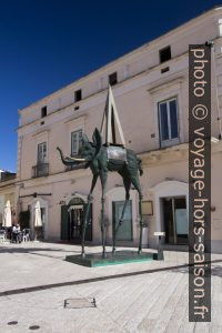 Sculpture d'un éléphant de Dalí à Matera. Photo © André M. Winter