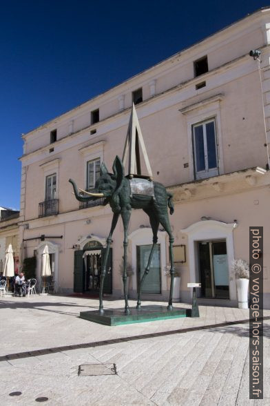 Sculpture d'un éléphant de Dalí à Matera. Photo © André M. Winter