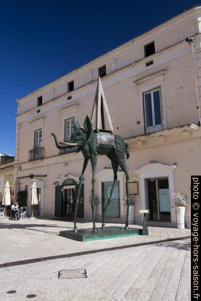 Sculpture d'un éléphant de Dalí à Matera. Photo © André M. Winter