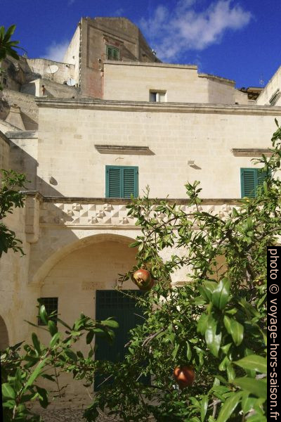 Un grenadier dans la cour du Palazzo Acito à Matera. Photo © André M. Winter
