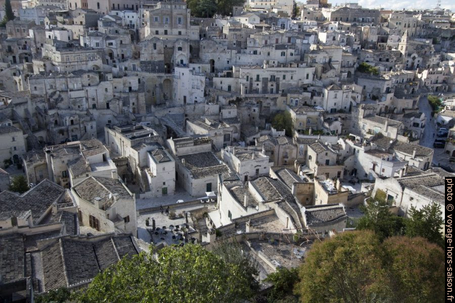 Vue plongeante dans Sasso Barisano à partir de la cathédrale de Matera. Photo © André M. Winter