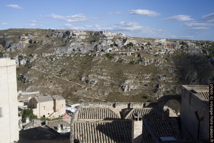 Grottes naturelles à dans le versant est de la Gravina. Photo © Alex Medwedeff