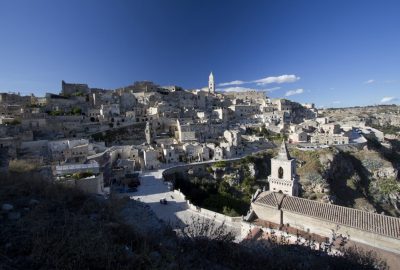 La cathédrale au-dessus du Sasso Caveoso de Matera. Photo © André M. Winter