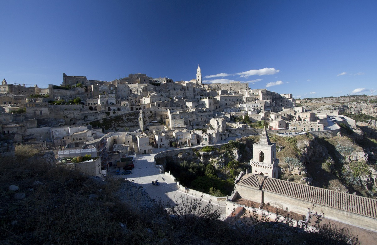 La cathédrale au-dessus du Sasso Caveoso de Matera. Photo © André M. Winter