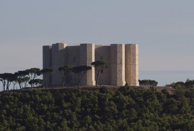 Le Castel del Monte vu depuis le sud-ouest. Photo © André M. Winter