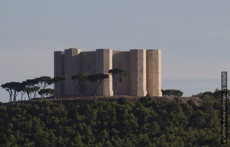 Le Castel del Monte vu depuis le sud-ouest. Photo © André M. Winter