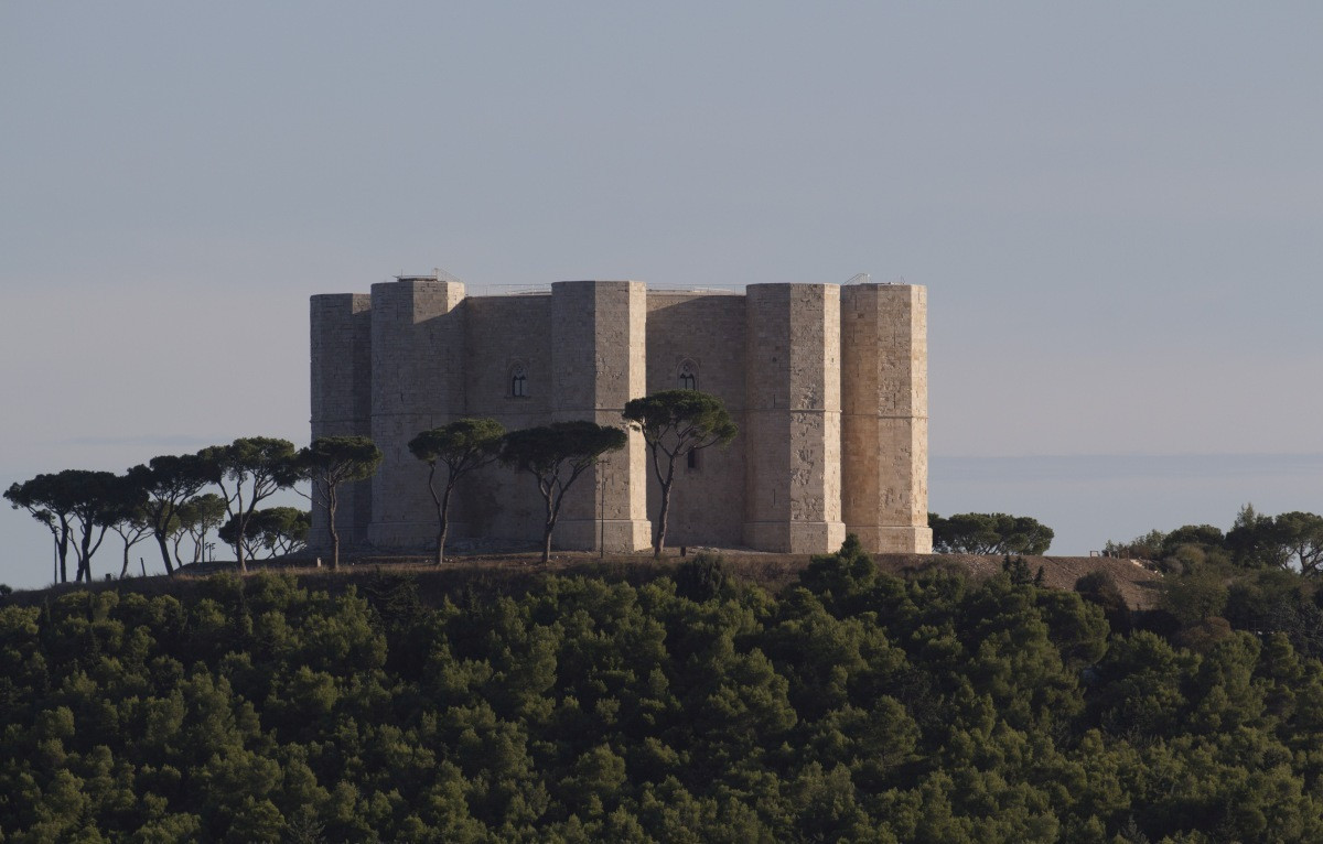 Le Castel del Monte vu depuis le sud-ouest. Photo © André M. Winter