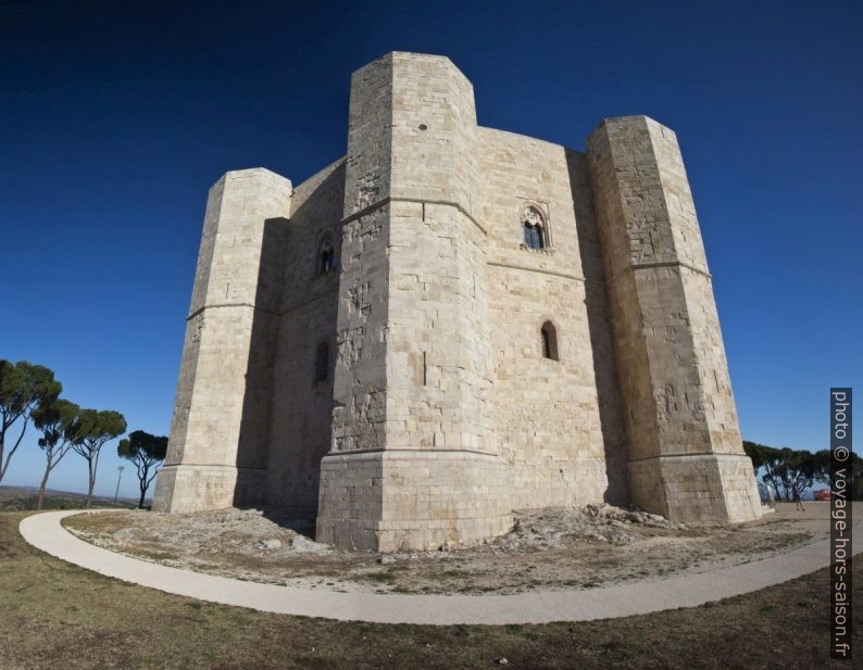 Le Castel del Monte au soleil matinal. Photo © André M. Winter