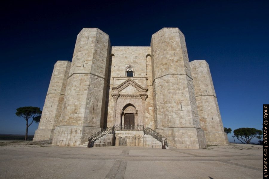 Le Castel del Monte tôt le matin avant l'ouverture. Photo © André M. Winter