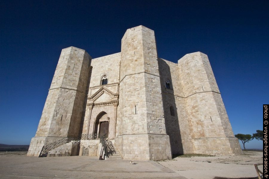 Le Castel del Monte tôt le matin avant l'ouverture. Photo © André M. Winter