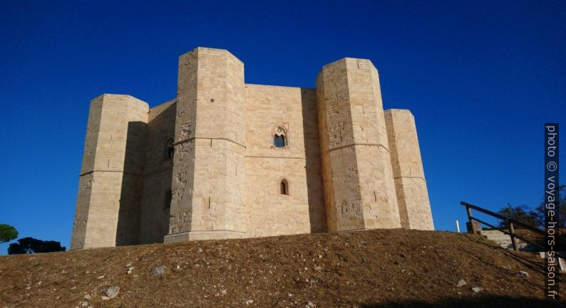 Le Castel del Monte au soleil matinal. Photo © André M. Winter