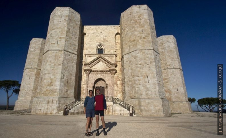 Alex et André devant le Castel del Monte. Photo © Alex Medwedeff