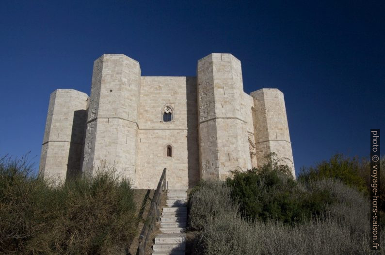 Le Castel del Monte au soleil matinal. Photo © André M. Winter