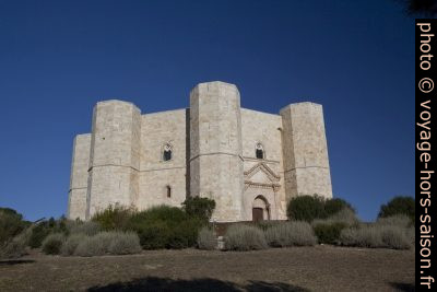 Le Castel del Monte au soleil matinal. Photo © André M. Winter