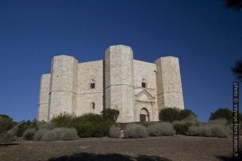 Le Castel del Monte au soleil matinal. Photo © André M. Winter