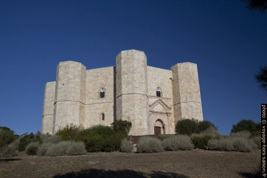 Le Castel del Monte au soleil matinal. Photo © André M. Winter