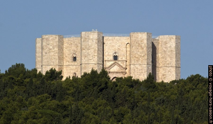 Le Castel del Monte vu depuis le sud-est. Photo © André M. Winter